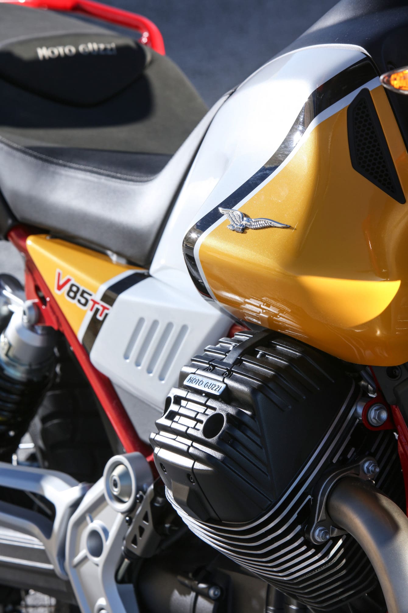 15-Moto-Guzzi-V85-TT-details.jpg