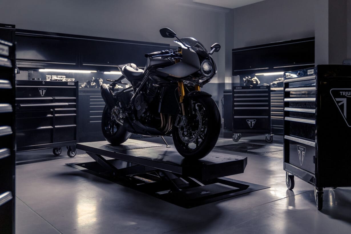 SPEED TRIPLE 1200 RR IN COLLABORATION WITH BREITLING